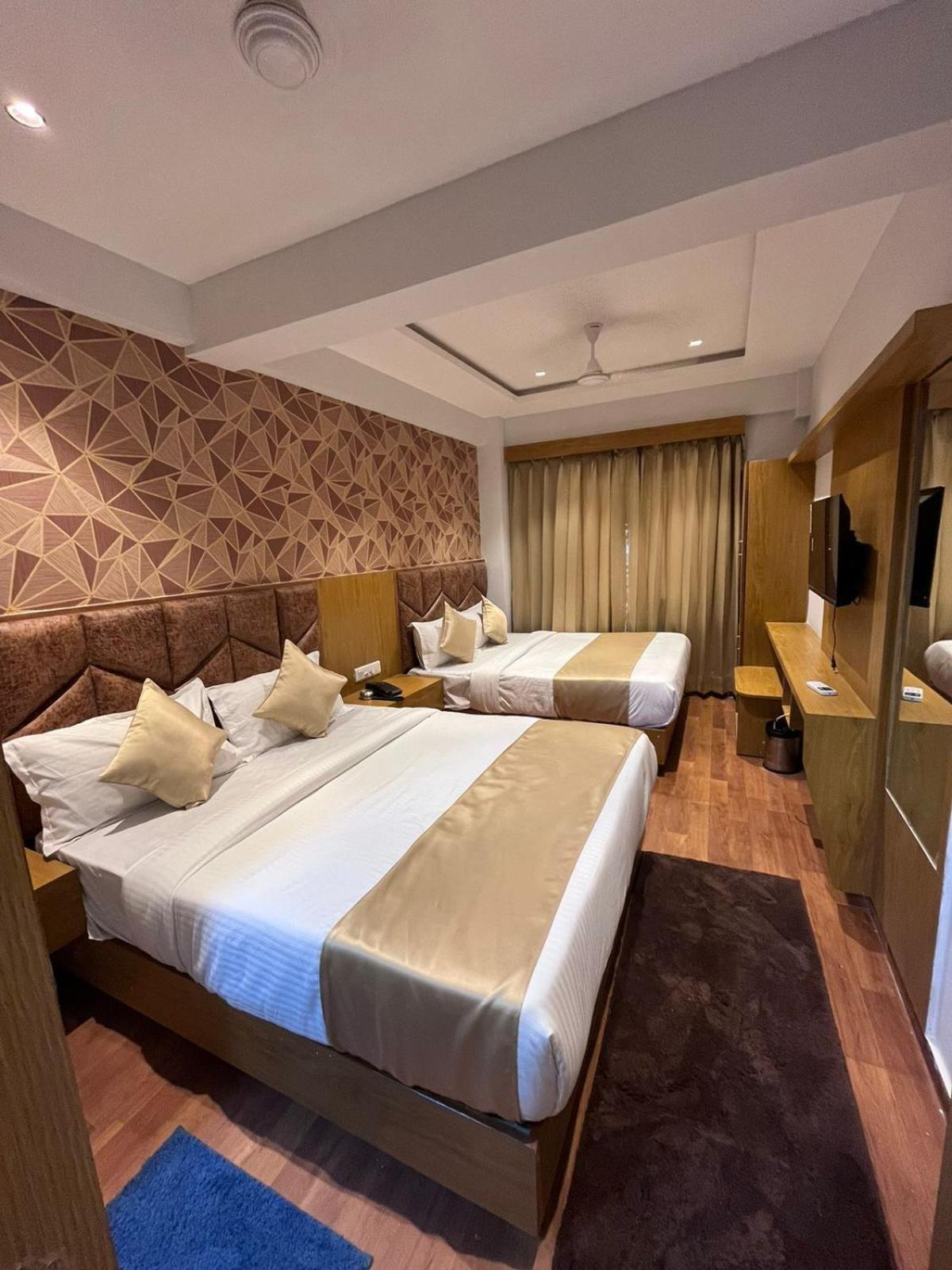 Hotel Phoniex Ahmedabad Chambre photo