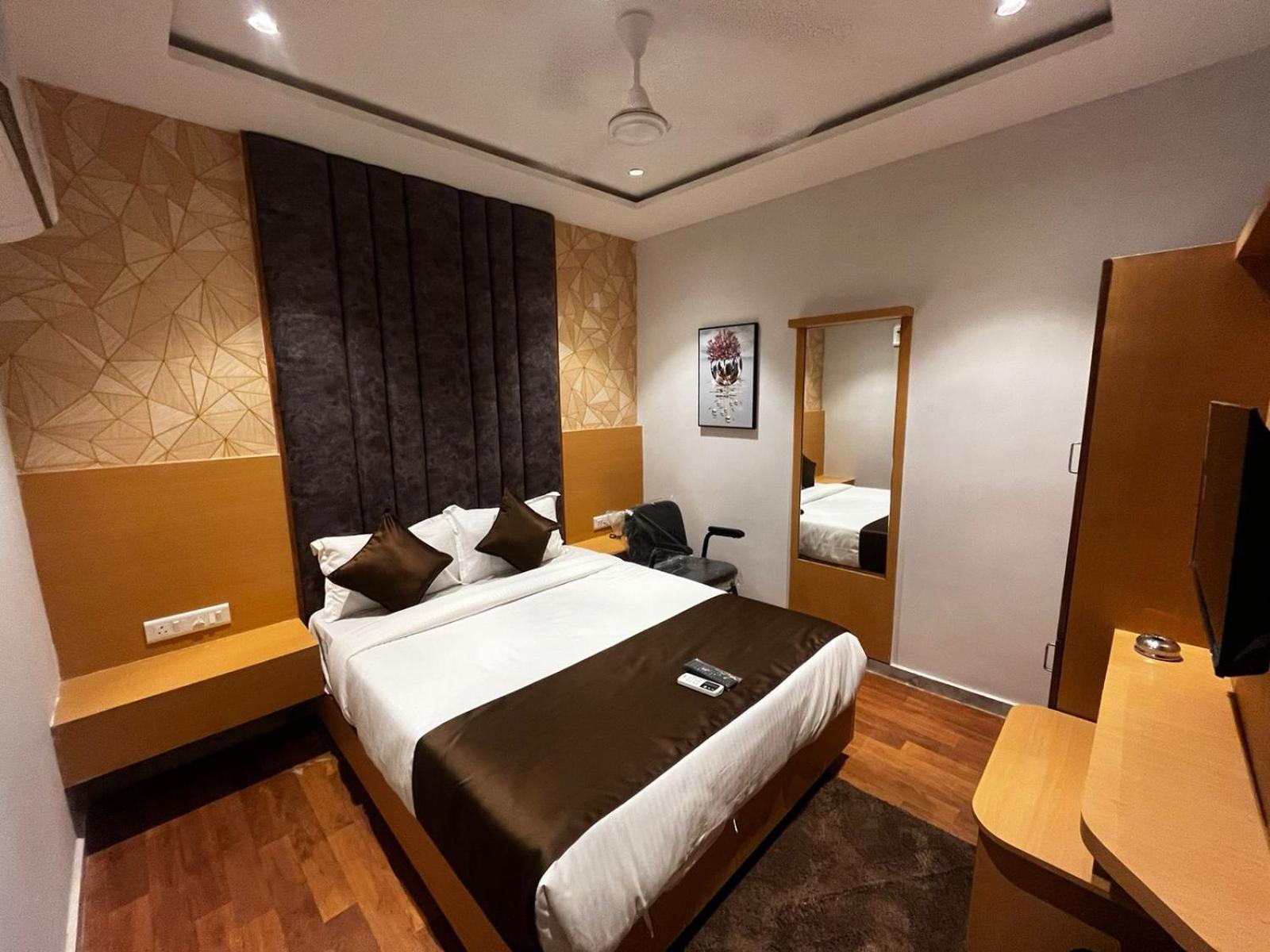 Hotel Phoniex Ahmedabad Chambre photo