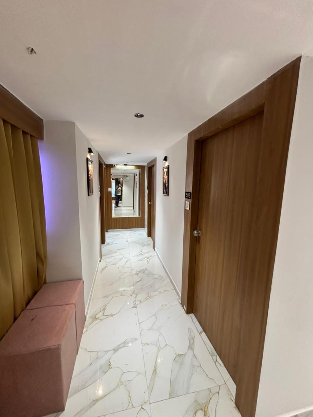 Hotel Phoniex Ahmedabad Extérieur photo
