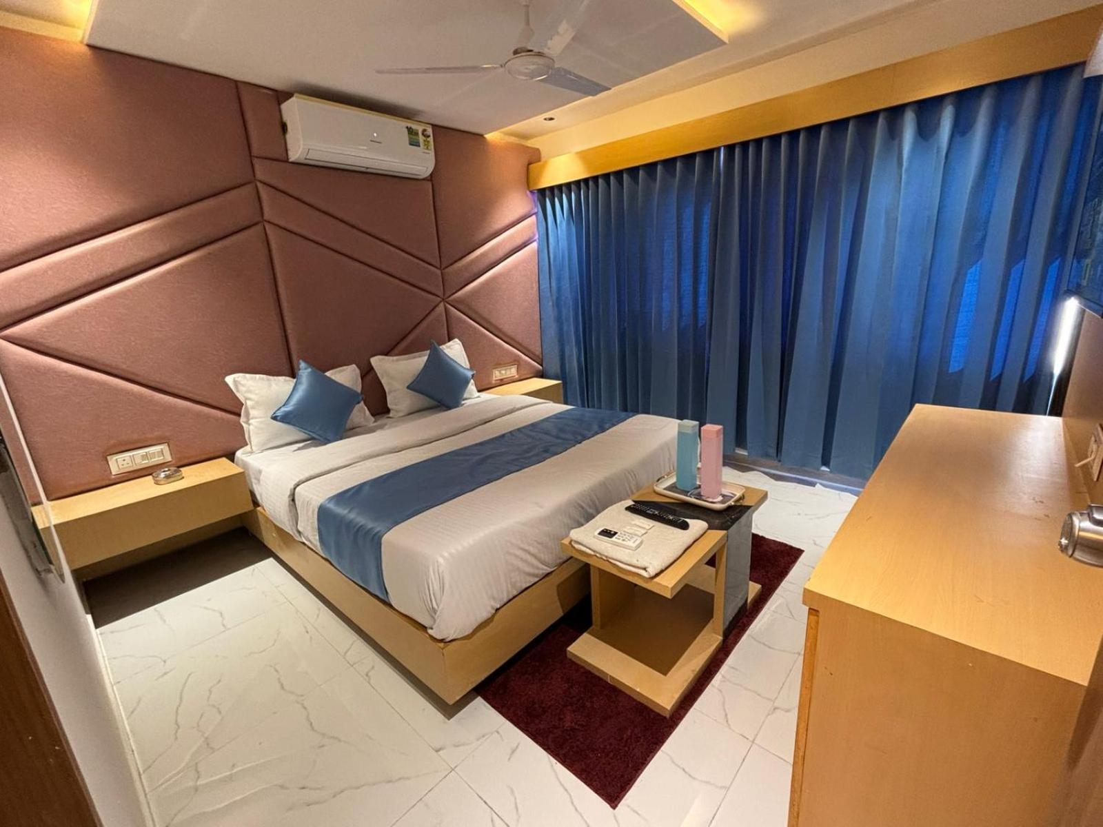 Hotel Phoniex Ahmedabad Extérieur photo